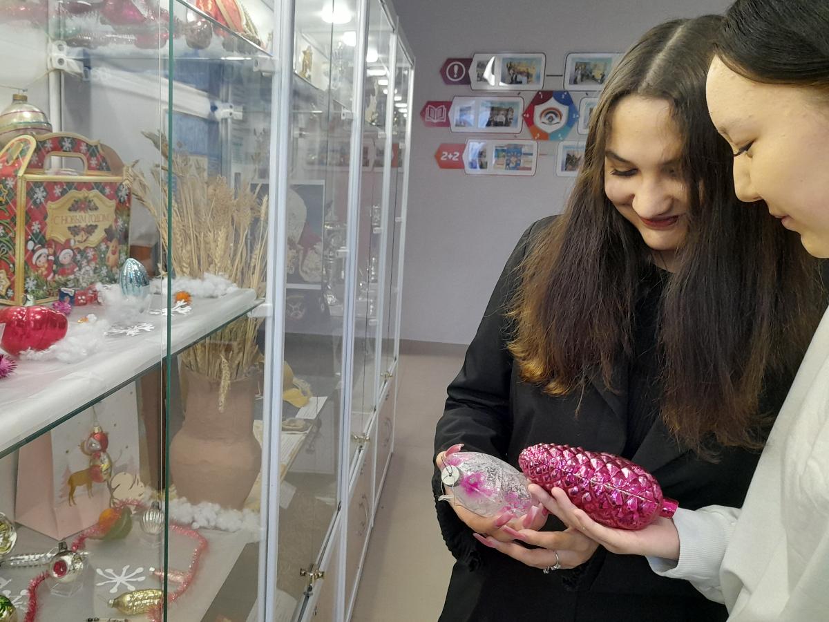 Выставка школьного музея накануне Нового Года.