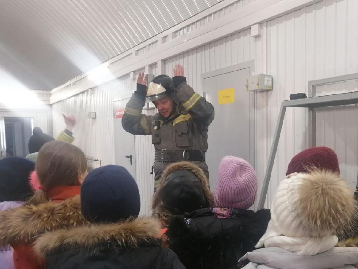 Первоклашки у огнеборцев.