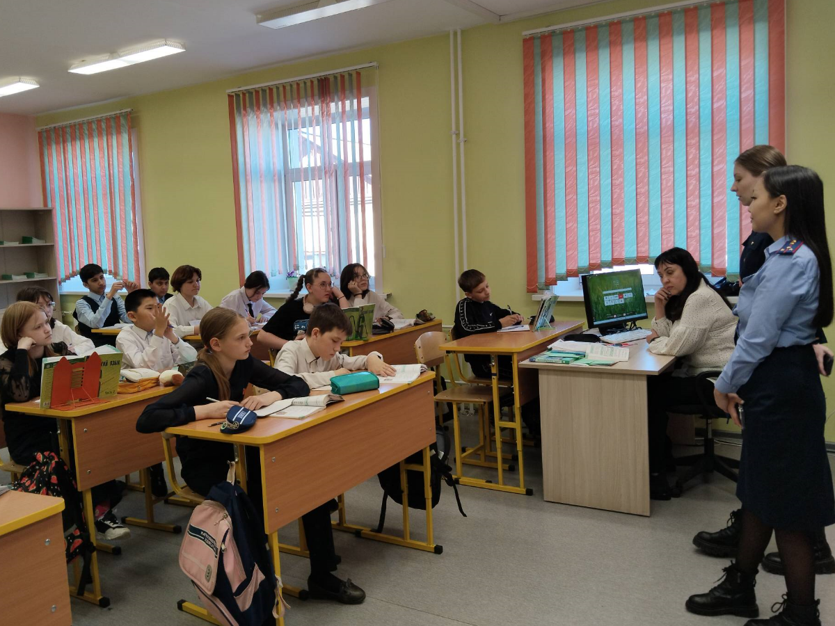 Представители Следственного комитета РФ в школе.