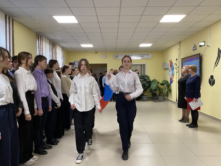 Понедельник. Линейка в школе..