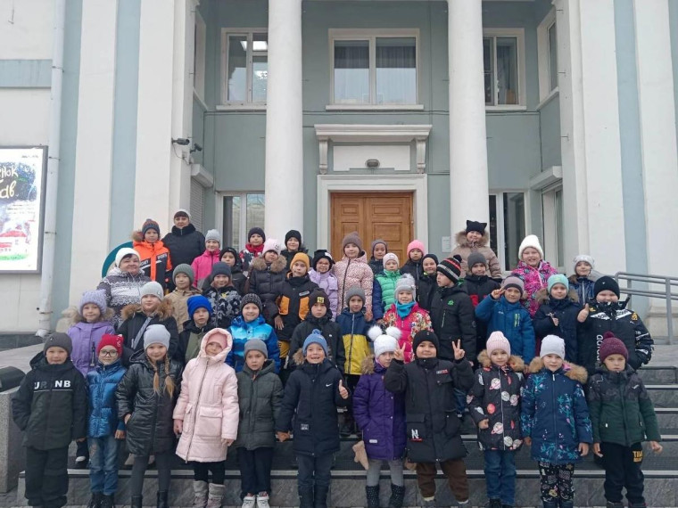 Мы в кукольном театре.