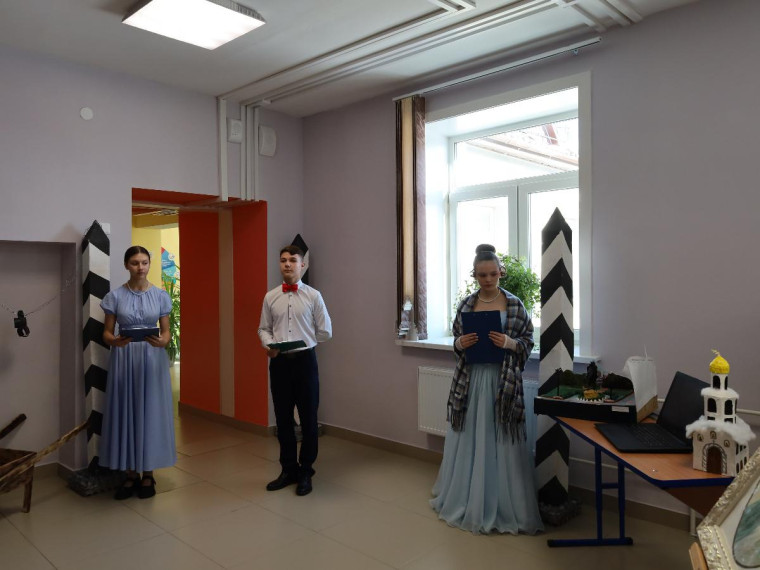 Экскурсоводы школьного музея.
